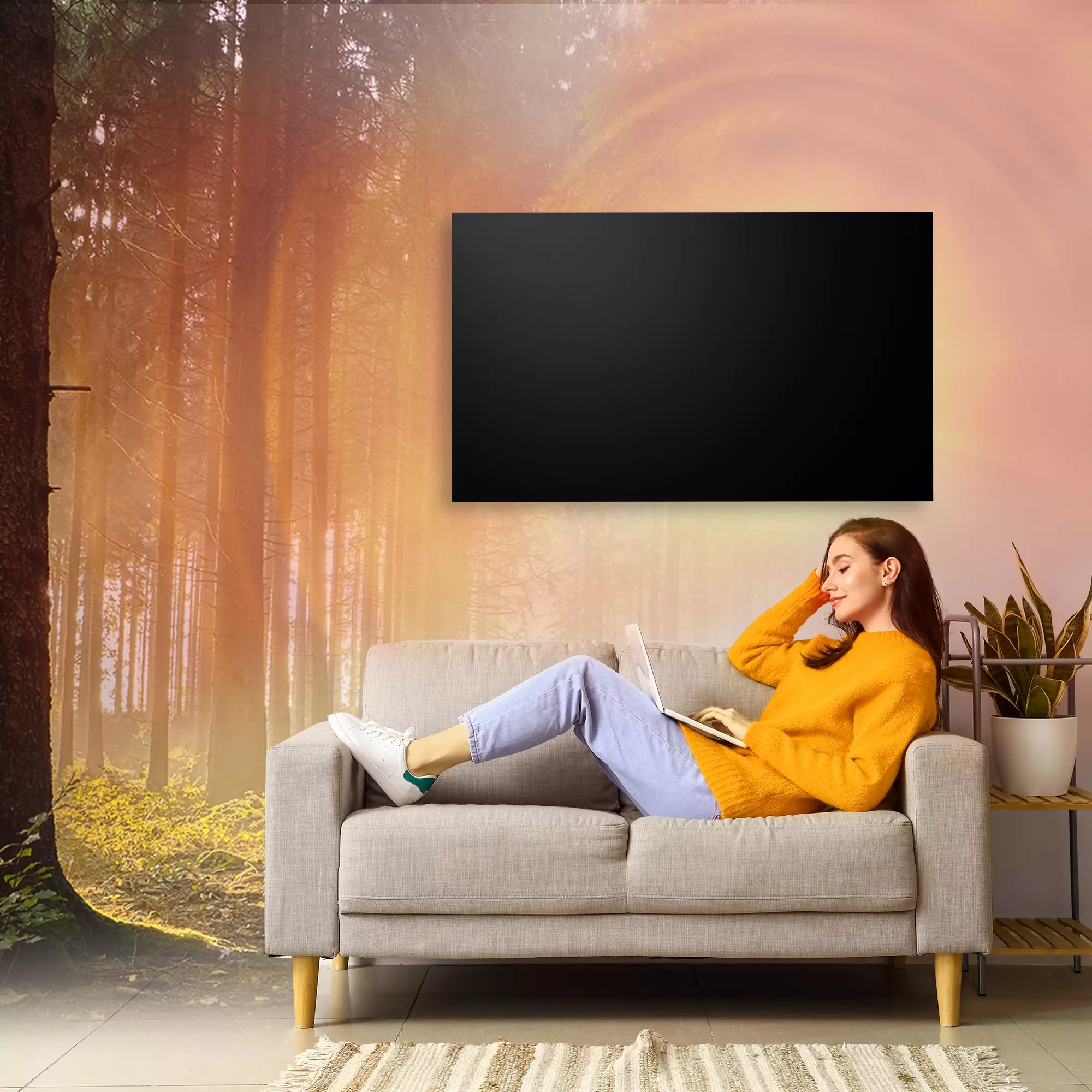 Heidenfeld Infrarotheizung in Schwarz an Wand, Frau genießt Wärme auf Sofa